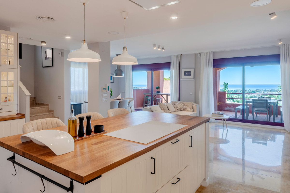 Luxurious Grand View Townhouse in El Paraiso, null