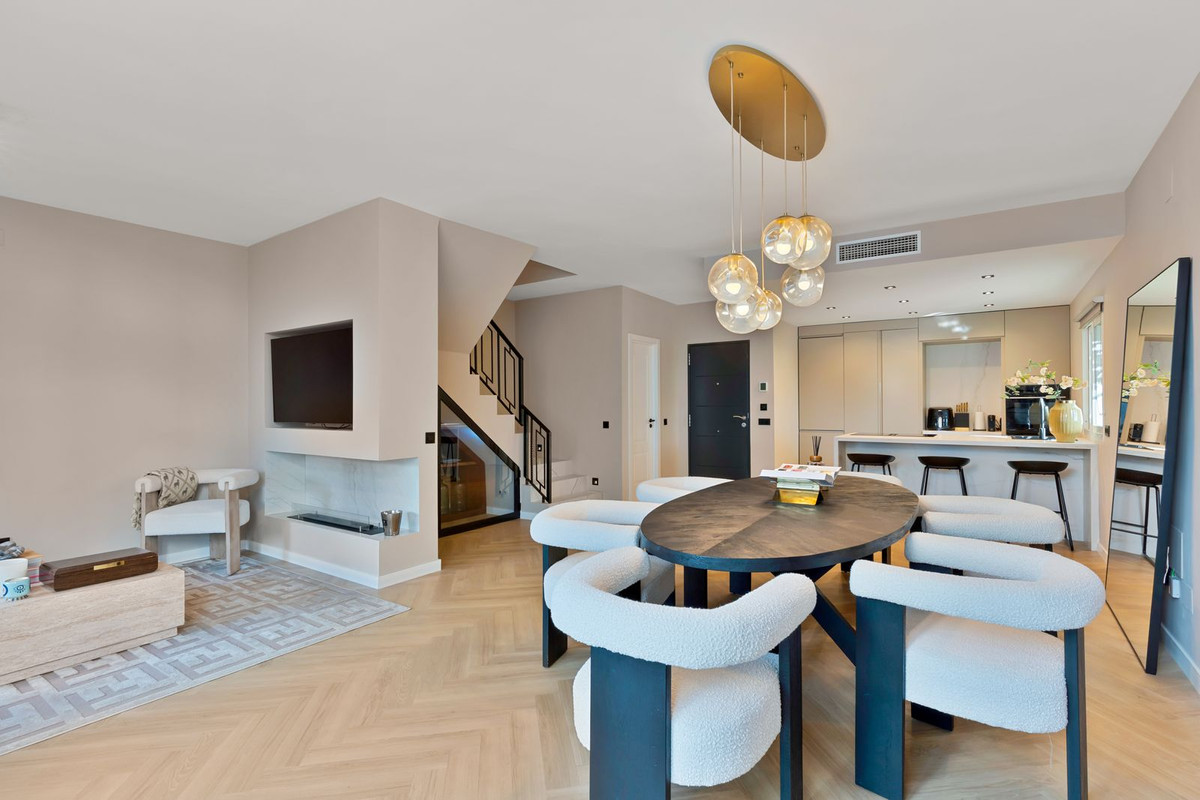 Luxury Beachside Townhouse in Guadalmina Baja, null