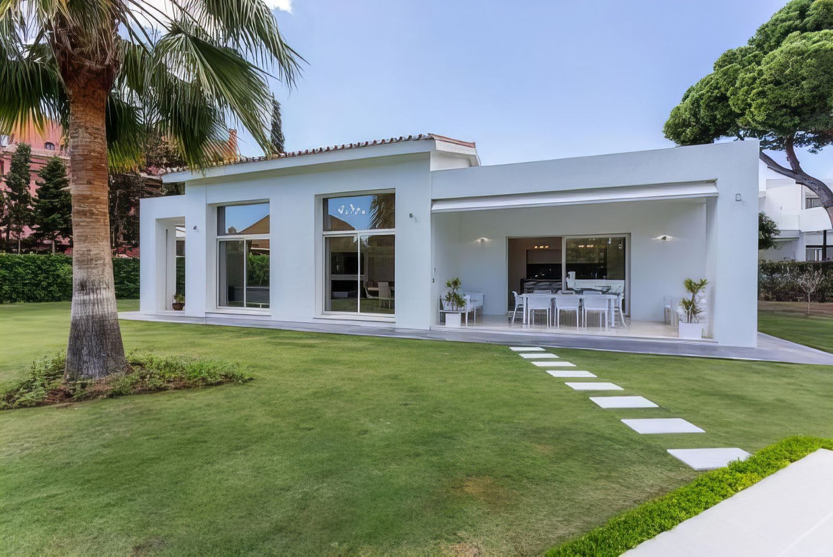 Stunning Beach-Side Villa in Marbella for sale