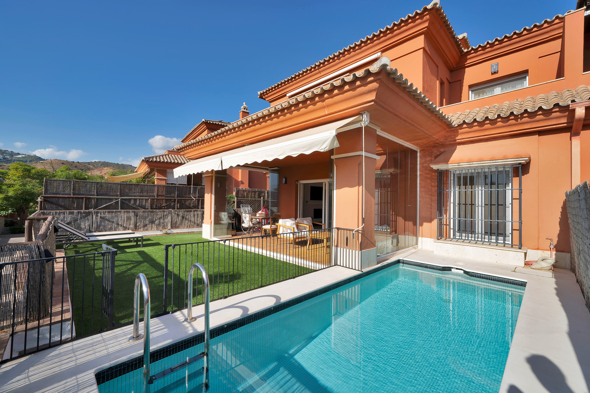 Elegant Semi-Detached House with Scenic Views in Marbella for sale