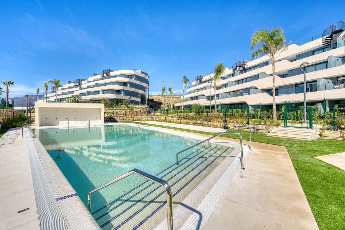 Stylish Two-Bedroom Apartment with Stunning Views in Selwo, Costa del Sol