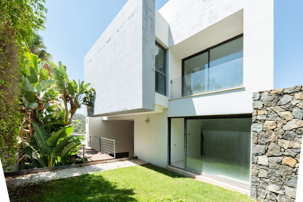 Elegant 6-Bedroom Villa with Golf and Mountain Views in Los Arqueros, Costa del Sol