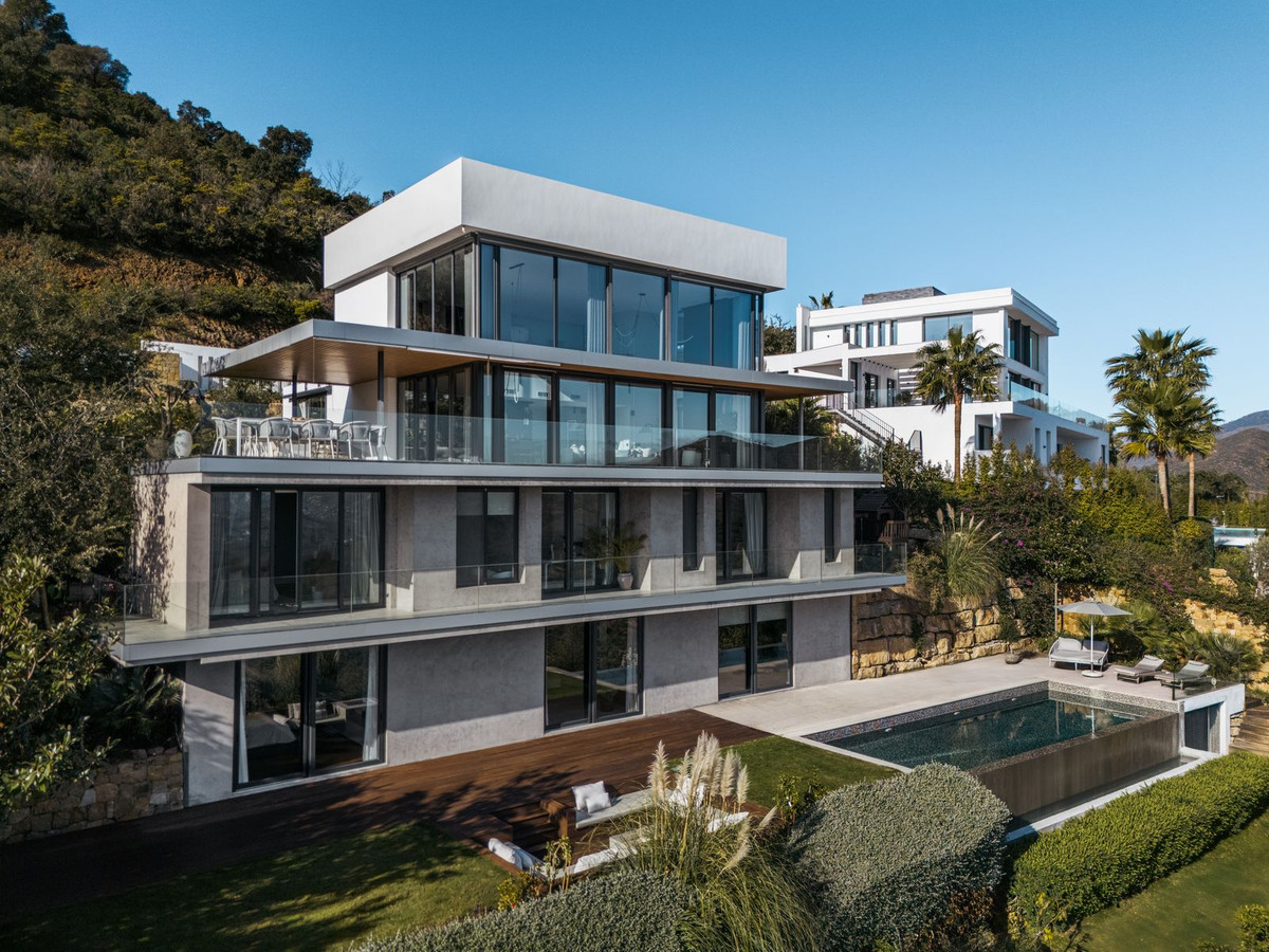 Modern Masterpiece with Panoramic Views in La Mairena, Costa del Sol