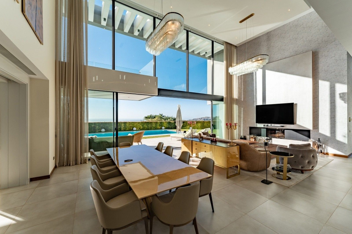 Modern Golf Frontline Villa in Los Arqueros, Costa del Sol