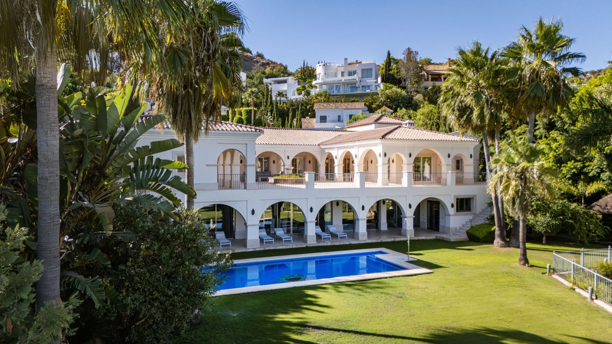Luxury Frontline Golf Villa in Benahavís, Costa del Sol