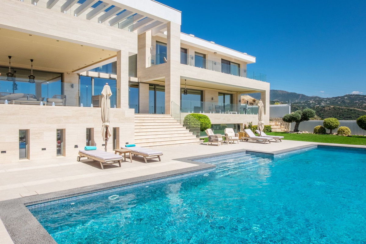 Luxurious Villa with Stunning Sea Views in Benahavís, Costa del Sol